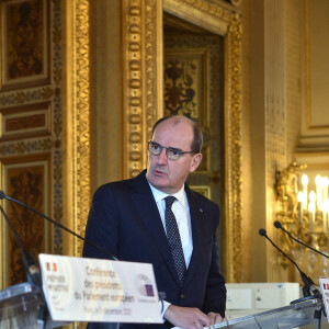 Le premier ministre Jean Castex et le ministre des Affaires Etrangères Jean-Yves Le Drian reçoivent le président du Parlement Européen David Sassoli au Quai d'Orsay à Paris le 9 décembre 2021