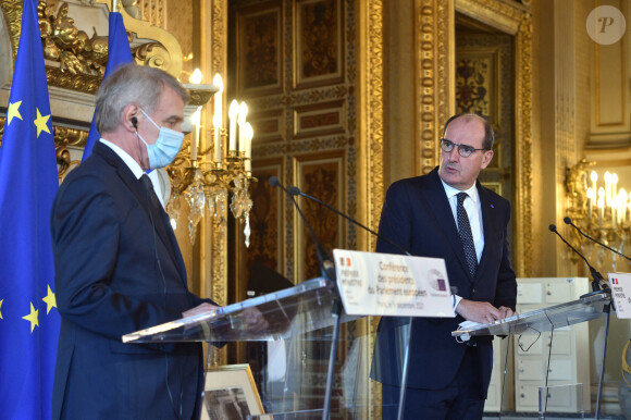 Le premier ministre Jean Castex et le ministre des Affaires Etrangères Jean-Yves Le Drian reçoivent le président du Parlement Européen David Sassoli au Quai d'Orsay à Paris le 9 décembre 2021