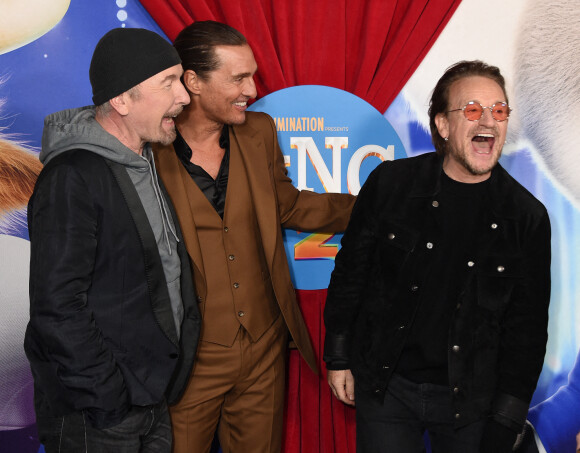 The Edge, Bono et Matthew McConaughey à la première du film "Sing 2" à Los Angeles, le 12 décembre 2021.