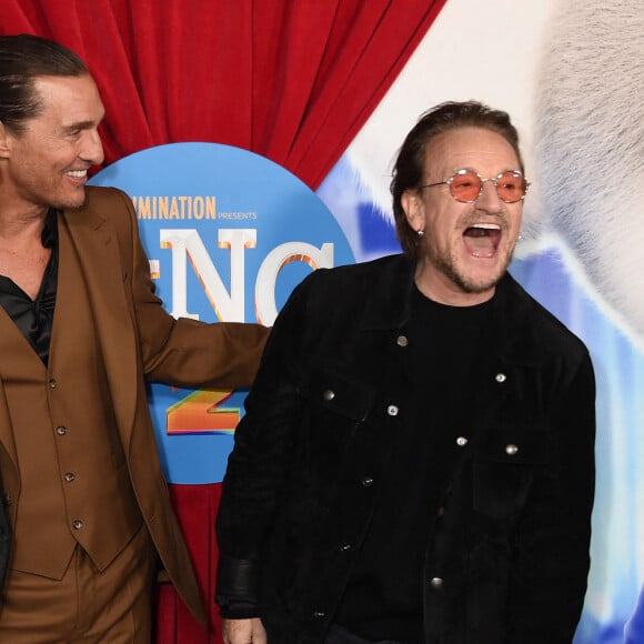 The Edge, Bono et Matthew McConaughey à la première du film "Sing 2" à Los Angeles, le 12 décembre 2021.