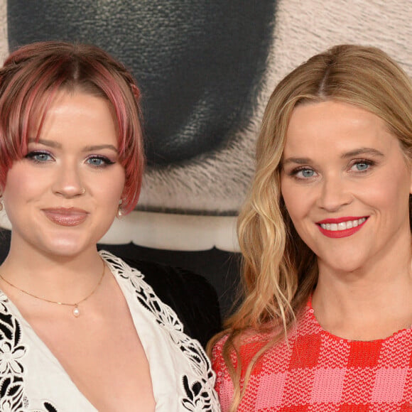 Reese Witherspoon et sa fille Ava Elizabeth Phillippe à la première du film "Sing 2" à Los Angeles, le 12 décembre 2021.