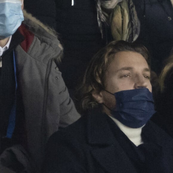 Jean Sarkozy et sa petite soeur Giulia Sarkozy - People au match de Ligue 1 Uber Eats "PSG contre Monaco (2-0)" au Parc des Princes à Paris le 12 décembre 2021. © Cyril Moreau/Bestimage