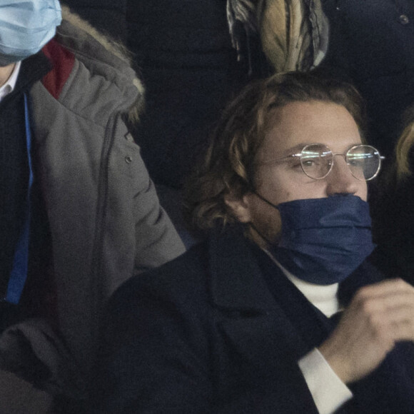 Jean Sarkozy et sa petite soeur Giulia Sarkozy - People au match de Ligue 1 Uber Eats "PSG contre Monaco (2-0)" au Parc des Princes à Paris le 12 décembre 2021. © Cyril Moreau/Bestimage