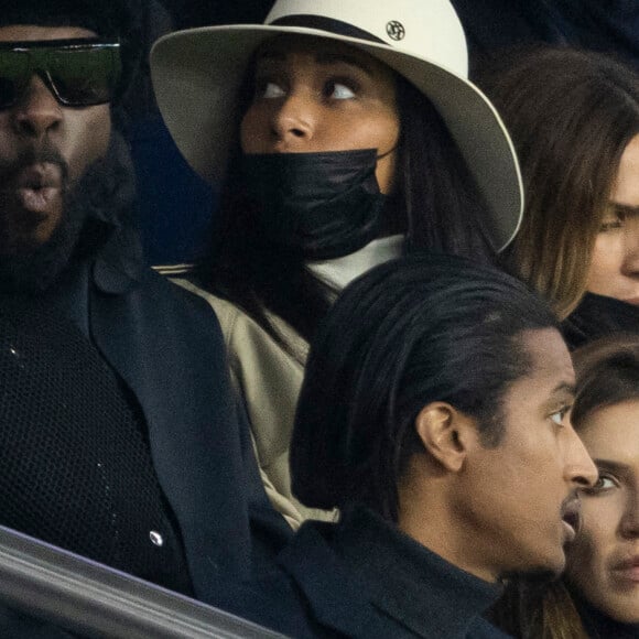 Gims et sa femme Demdem, Vitaa - People au match de Ligue 1 Uber Eats "PSG contre Monaco (2-0)" au Parc des Princes à Paris le 12 décembre 2021. © Cyril Moreau/Bestimage