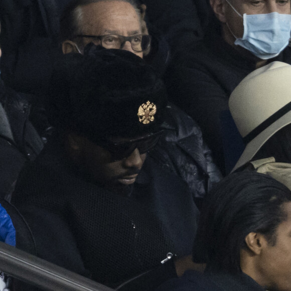 Gims et sa femme Demdem, Vitaa - People au match de Ligue 1 Uber Eats "PSG contre Monaco (2-0)" au Parc des Princes à Paris le 12 décembre 2021. © Cyril Moreau/Bestimage  People at the Uber Eats Ligue 1 match "PSG against Monaco (2-0)" at the Parc des Princes in Paris on December 12, 2021. 