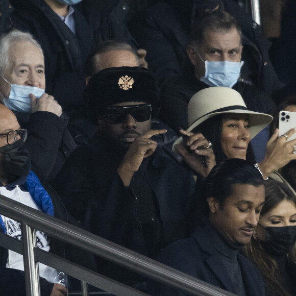 Jean Tiberi, Gims et sa femme Demdem, Vitaa et son mari Hicham Bendaoud - People au match de Ligue 1 Uber Eats "PSG contre Monaco (2-0)" au Parc des Princes à Paris le 12 décembre 2021. © Cyril Moreau/Bestimage  People at the Uber Eats Ligue 1 match "PSG against Monaco (2-0)" at the Parc des Princes in Paris on December 12, 2021. 