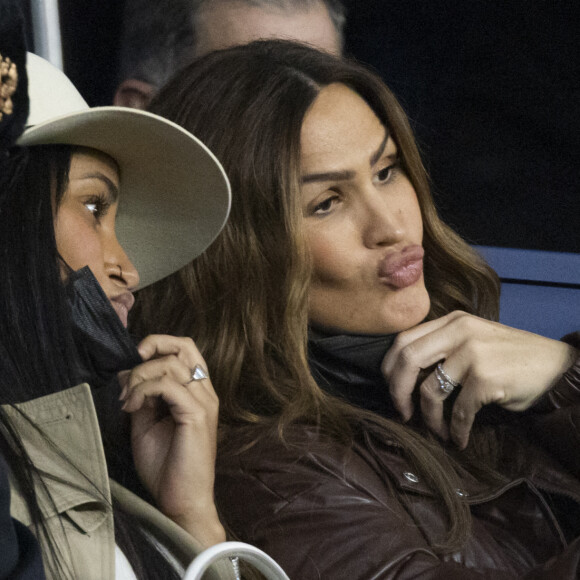 Gims et sa femme Demdem, Vitaa - People au match de Ligue 1 Uber Eats "PSG contre Monaco (2-0)" au Parc des Princes à Paris le 12 décembre 2021. © Cyril Moreau/Bestimage