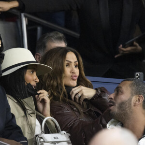 Gims et sa femme Demdem, Vitaa - People au match de Ligue 1 Uber Eats "PSG contre Monaco (2-0)" au Parc des Princes à Paris le 12 décembre 2021. © Cyril Moreau/Bestimage