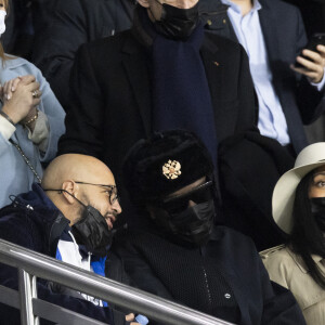 Nicolas Sarkozy, Gims et Hicham Bendaoud - People au match de Ligue 1 Uber Eats "PSG contre Monaco (2-0)" au Parc des Princes à Paris le 12 décembre 2021. © Cyril Moreau/Bestimage