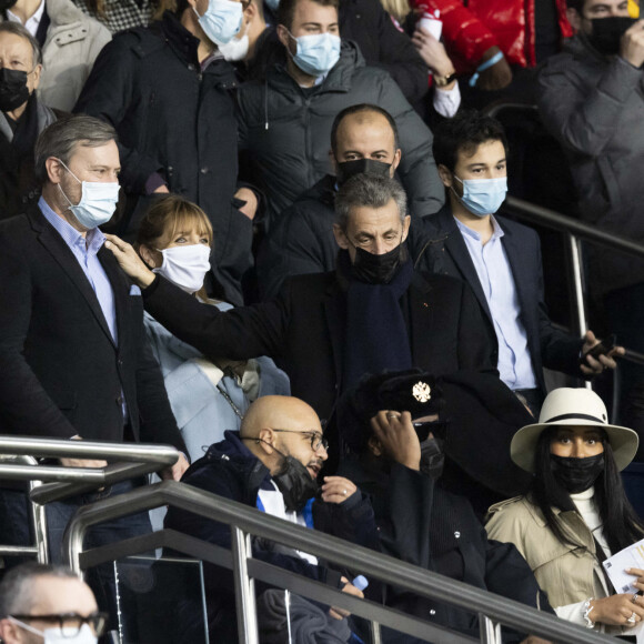 Nicolas Sarkozy, Gims et sa femme Demdem, Vitaa et son mari Hicham Bendaoud - People au match de Ligue 1 Uber Eats "PSG contre Monaco (2-0)" au Parc des Princes à Paris le 12 décembre 2021. © Cyril Moreau/Bestimage