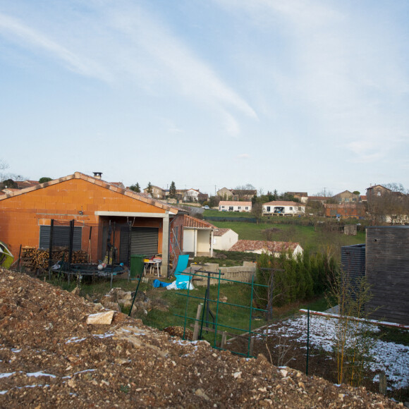 La maison en construction de Delphine Jubillar (Aussaguel) , disparue sans laisser de traces depuis le 16 décembre 2020 à Cagnac les Mines dans le Tarn. Un gendarme et une équipe du service des eaux ont mené des investigations pour chercher des traces dans le réseau raccordé à la maison. Le 7 janvier 2021  © Frédéric Maligne / Bestimage