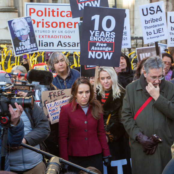 Stella Morris, la fiancée du fondateur de Wikileaks, Julian Assange, devant les cours royales de justice à Londres, Royaume Uni, le 10 décembre 2021. après que la Haute Cour britannique a décidé d'autoriser l'extradition d'Assange vers les États-Unis. © Tayfun Salci/Zuma Press/Bestimage