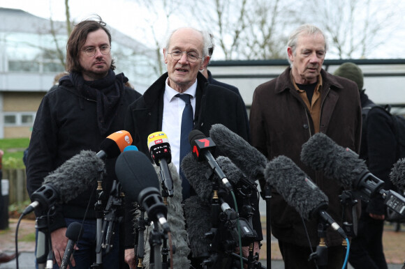 Gabriel et John Shipton, demi-frère et père de Julian Assange, à Londres le 24 février 2020