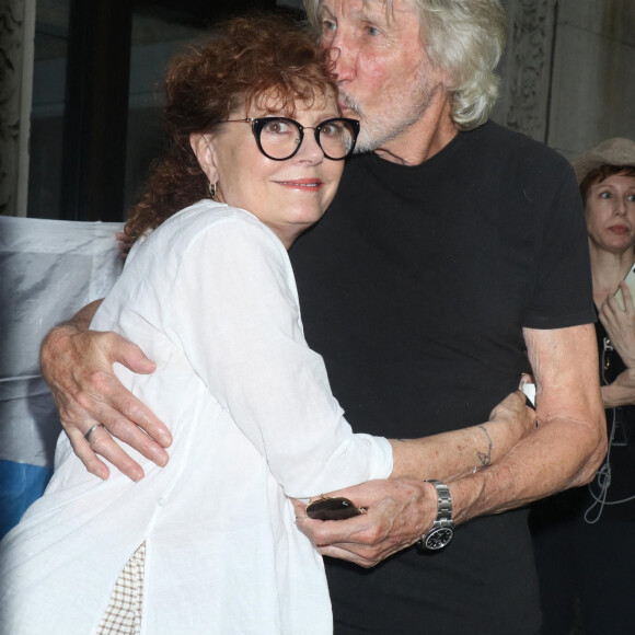 Roger Waters et Susan Sarandon manifestent en soutien à l'avocat Steven Donziger, assigné à résidence depuis 700 jours, à New York. Le 6 juillet 2021.