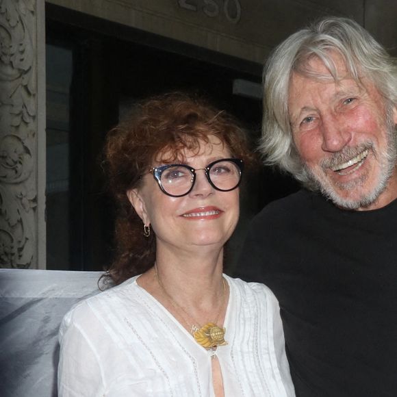Roger Waters et Susan Sarandon manifestent en soutien à l'avocat Steven Donziger, assigné à résidence depuis 700 jours, à New York. Des partisans de l'avocat des droits de l'homme se sont rassemblés devant son appartement pour exiger sa libération et honorer les 2.000 habitants de la forêt amazonienne décédés à cause d'un combustible fossile cancérigène. Le 6 juillet 2021.