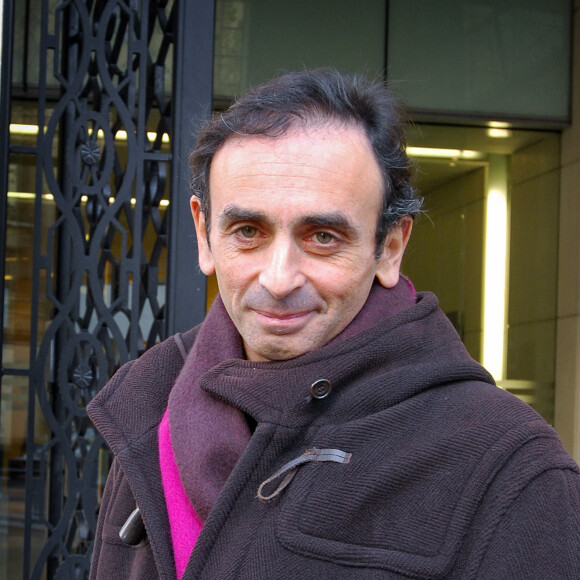 Eric Zemmour devant les locaux du Figaro à  Paris en 2005