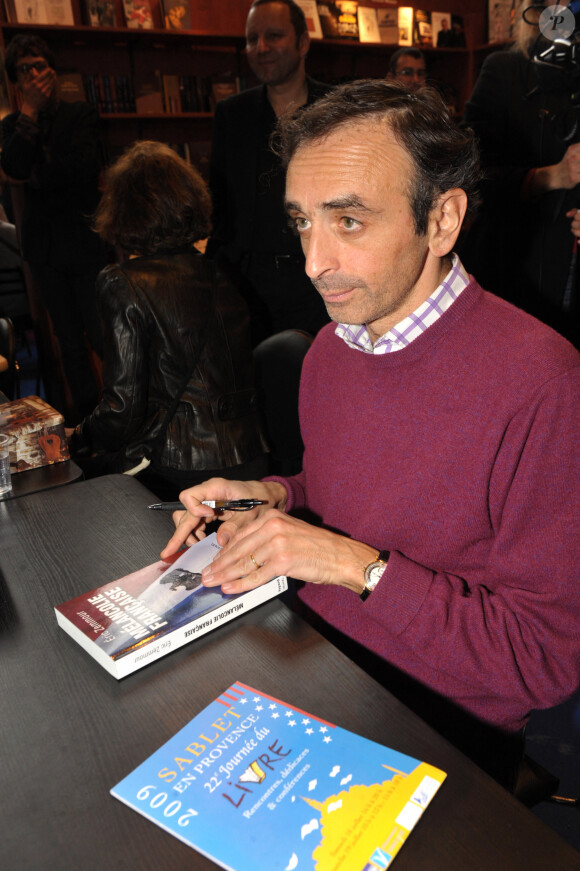 Eric Zemmour signant ses livres au Salon du livre 2010