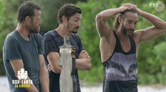 Ugo, Claude et Laurent disputent l'épreuve des poteaux en finale de "Koh-Lanta, La Légende" sur TF1.