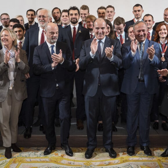 Sophie Cluzel, Jean-Michel Blanquer, Jean Castex, premier ministre, Armel Le Compagnon, Elisabeth Borne et Alain Griset avec l'équipe de France des métiers lors de la réception de l'équipe de France des métiers à Matignon le 4 novembre 2021.