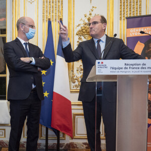 Sophie Cluzel, Jean-Michel Blanquer, Jean Castex, premier ministre, Armel Le Compagnon, Elisabeth Borne et Alain Griset avec l'équipe de France des métiers lors de la réception de l'équipe de France des métiers à Matignon le 4 novembre 2021.