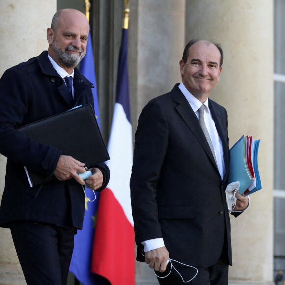 Jean Castex, Premier ministre et Jean-Michel Blanquer, ministre de l'Education nationale, de la Jeunesse et des Sports à la sortie du conseil des ministres, le 27 octobre 2021, au palais de l'Elysée, à Paris.