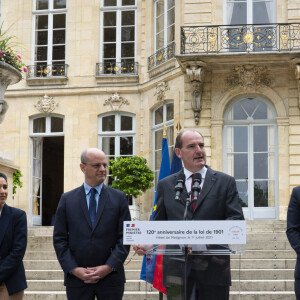 Sarah El Hairy, secrétaire d'Etat en charge de la jeunesse et l'engagement, Jean-Michel Blanquer, ministre de l'Education nationale, Jean Castex, Premier ministre, Olivier Véran, ministre de la Santé et Olivia Grégoire, secrétaire d'Etat en charge de l'Economie sociale et Solidaire lors de la remise de la médaille de la jeunesse, des sports et de l'engagement associatif pendant l'hommage aux 120 ans de la loi 1901, qui encadre le regime des associations à l'hôtel Matignon à Paris, France, le 1er juillet 2021.