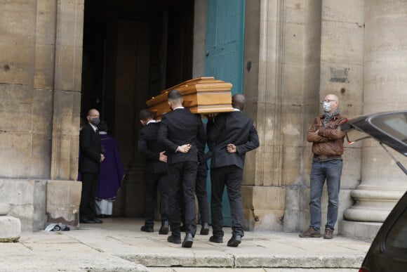 Arrivées à la bénédiction en hommage à Maryse Wolinski en l'église Saint Eustache à Paris le 15 décembre 2021. Maryse rejoint son mari Georges, assassiné de sang froid lors de l'attentat dans les locaux de Charlie Hebdo le 7 janvier 2015.