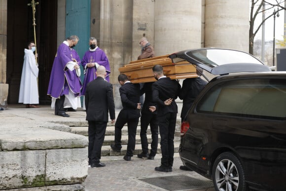 Arrivées à la bénédiction en hommage à Maryse Wolinski en l'église Saint Eustache à Paris le 15 décembre 2021. Maryse rejoint son mari Georges, assassiné de sang froid lors de l'attentat dans les locaux de Charlie Hebdo le 7 janvier 2015.