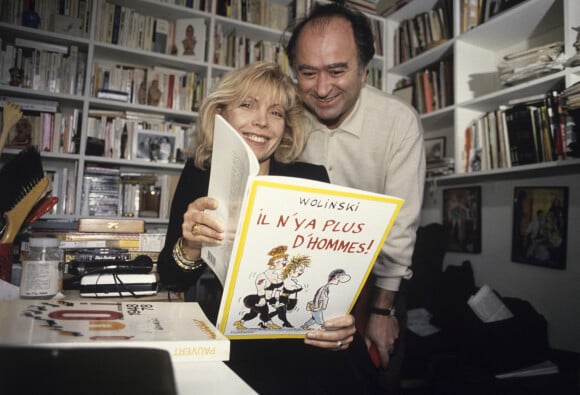 En France, à Paris, Georges Wolinski et sa femme Maryse chez eux en décembre 1988.