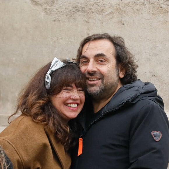 Elsa Wolinski et André Manoukian - Sorties de la bénédiction en hommage à Maryse Wolinski en l'église Saint Eustache à Paris le 15 décembre 2021.