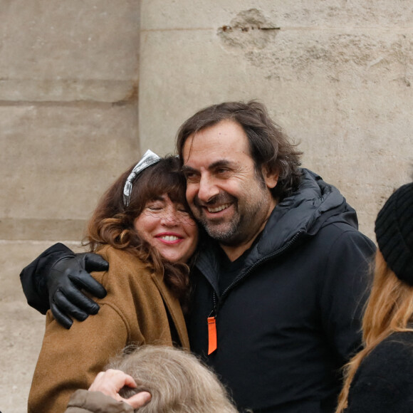 Elsa Wolinski et André Manoukian - Sorties de la bénédiction en hommage à Maryse Wolinski en l'église Saint Eustache à Paris le 15 décembre 2021.
