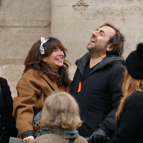 Elsa Wolinski et André Manoukian - Sorties de la bénédiction en hommage à Maryse Wolinski en l'église Saint Eustache à Paris le 15 décembre 2021.