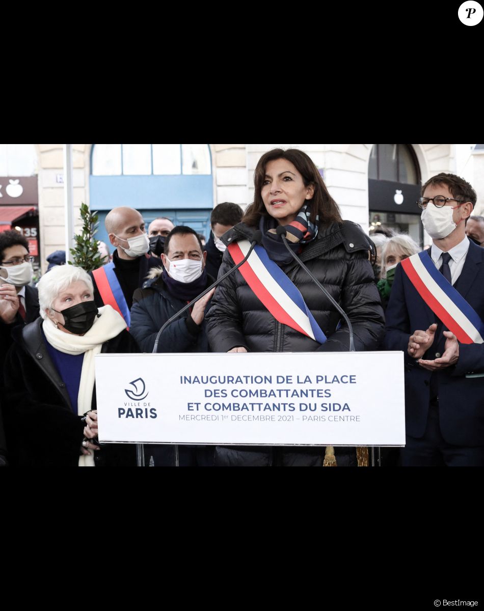 La maire de Paris, Anne Hidalgo, Jean-Luc Romero et Line Renaud inaugurent la Place des Combattantes et Combattants du sida dans le quatrième arrondissement de Paris, le 1er décembre 2021. © Stéphane Lemouton / Bestimage