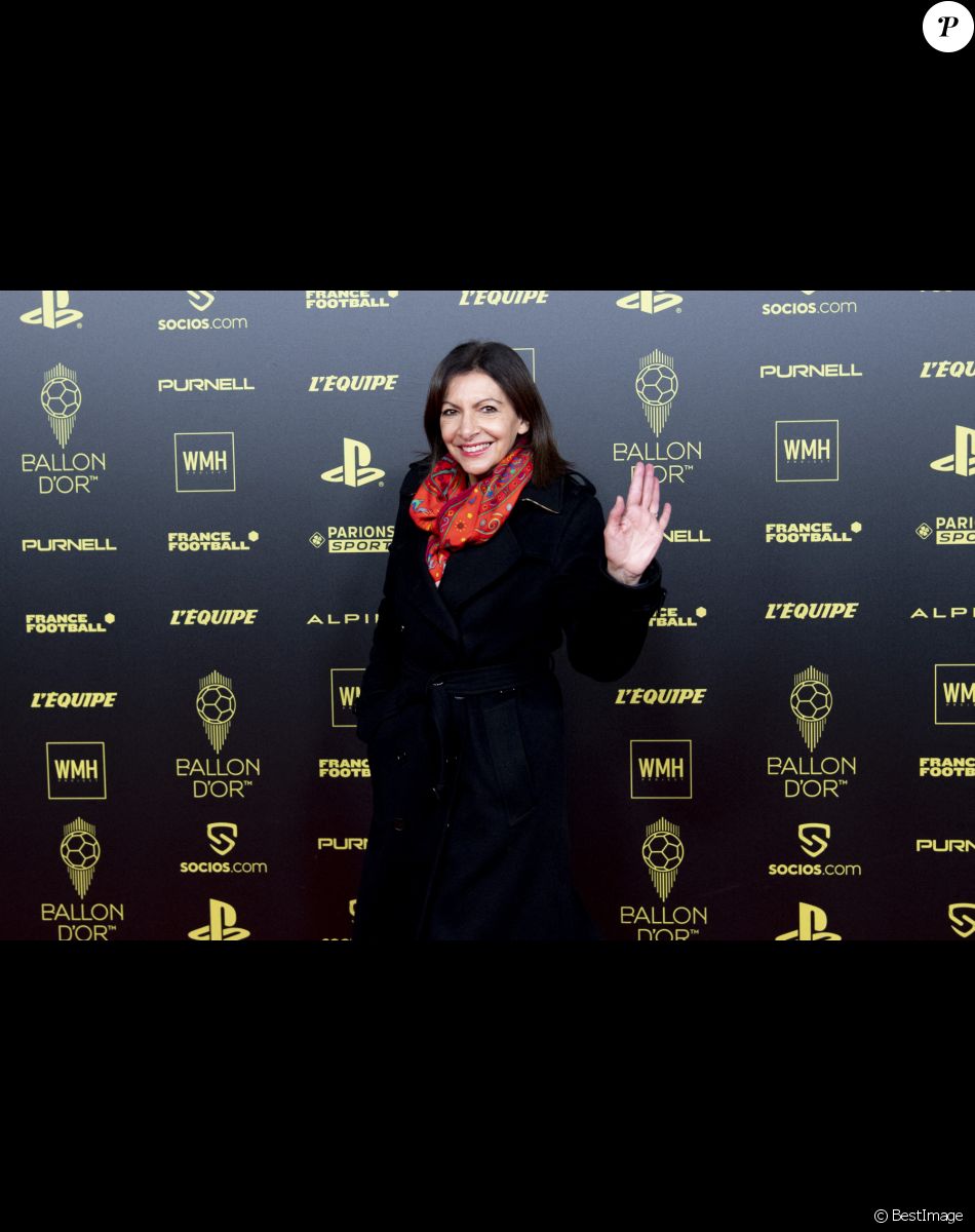Anne Hidalgo (Maire de Paris) - Photocall de la cérémonie du Ballon d'Or 2021 au Théâtre du Châtelet à Paris. Le 29 novembre 2021. © Jean-Baptiste Autissier / Panoramic / Bestimage