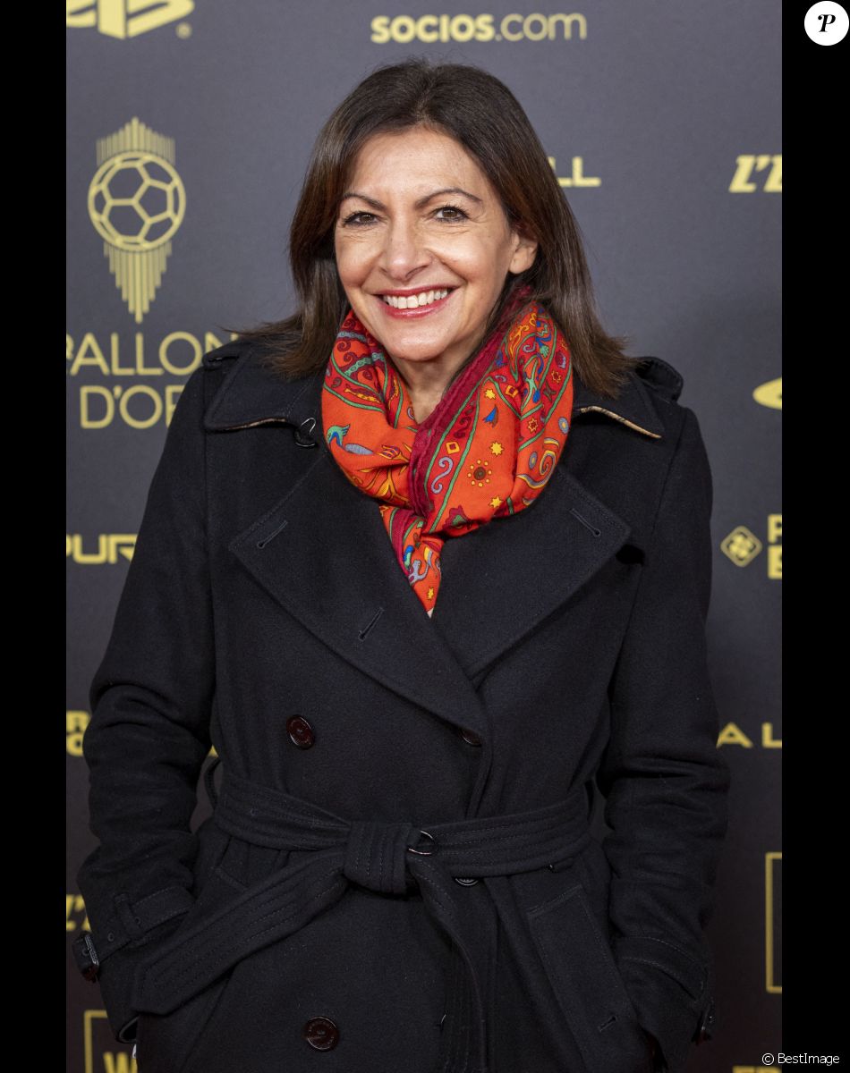 Anne Hidalgo - Photocall de la cérémonie du Ballon d'Or 2021 au Théâtre du Châtelet le 29 novembre 2021. © Cyril Moreau/Bestimage