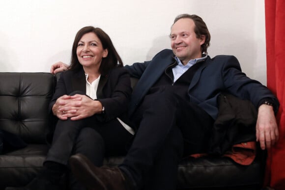 La maire de Paris Anne Hidalgo auprès de son mari, Jean-Marc Germain, ancien député PS, dans les coulisses d'un meeting de campagne au Théâtre du Gymnase, à l'approche des élections municipales de mars 2020 en France, à Paris, le 2 mars 2020.