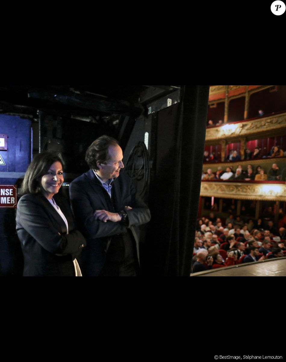 La maire de Paris et candidate à sa réélection Anne Hidalgo auprès de son mari, Jean-Marc Germain, ancien député PS, dans les coulisses d'un meeting de campagne au Théâtre du Gymnase, à l'approche des élections municipales de mars 2020 en France, à Paris, le 2 mars 2020.