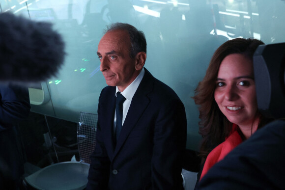 Eric Zemmour et Sarah Knafo à Paris avant de se rendre dans les locaux de TF1 le 30 novembre 2021