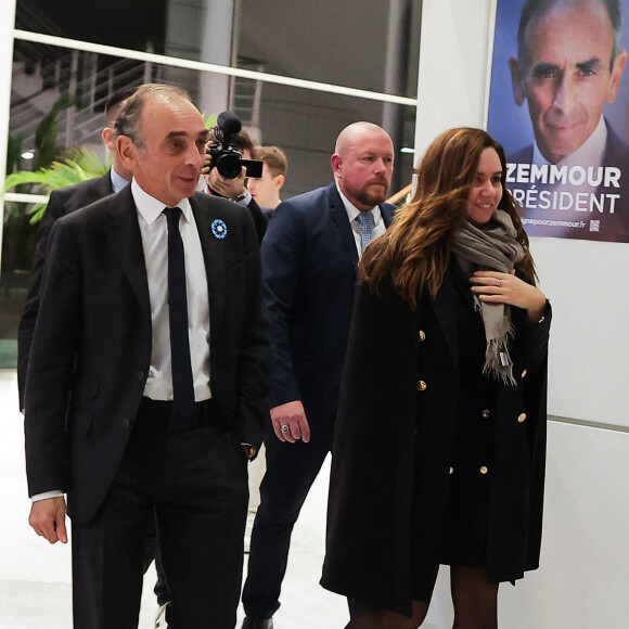 Sarah Knafo et Eric Zemmour lors de la promotion du livre La France N'a Pas Dit Son Dernier Mot à Bordeaux le 12 novembre 2021