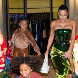 Kim Kardashian et ses enfants North et Saint. Décembre 2020.