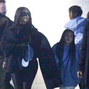 Exclusif - Kim Kardashian et ses enfants North et Saint assistent au concert caritatif "Free Larry Hoover" de Kanye West et Drake au Memorial Coliseum à Los Angeles. Le 9 décembre 2021.