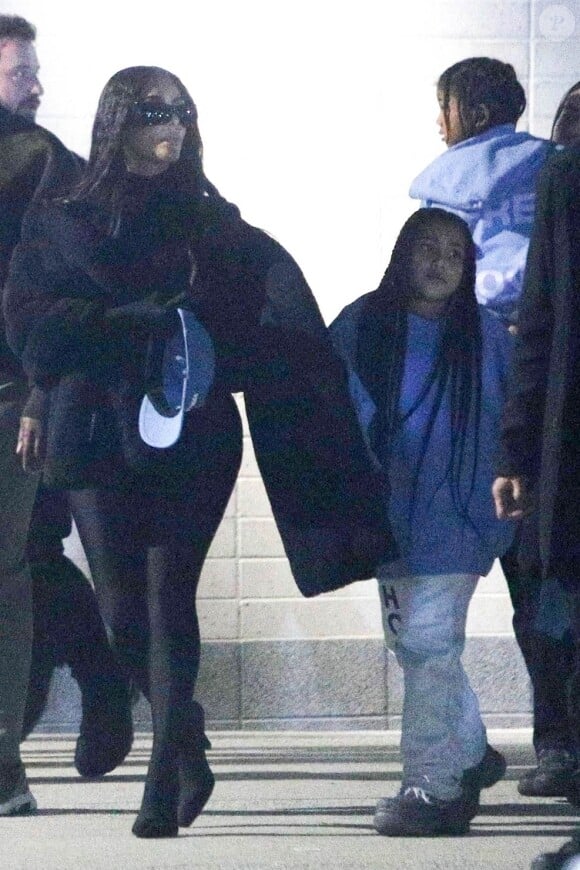 Exclusif - Kim Kardashian et ses enfants North et Saint assistent au concert caritatif "Free Larry Hoover" de Kanye West et Drake au Memorial Coliseum à Los Angeles. Le 9 décembre 2021.