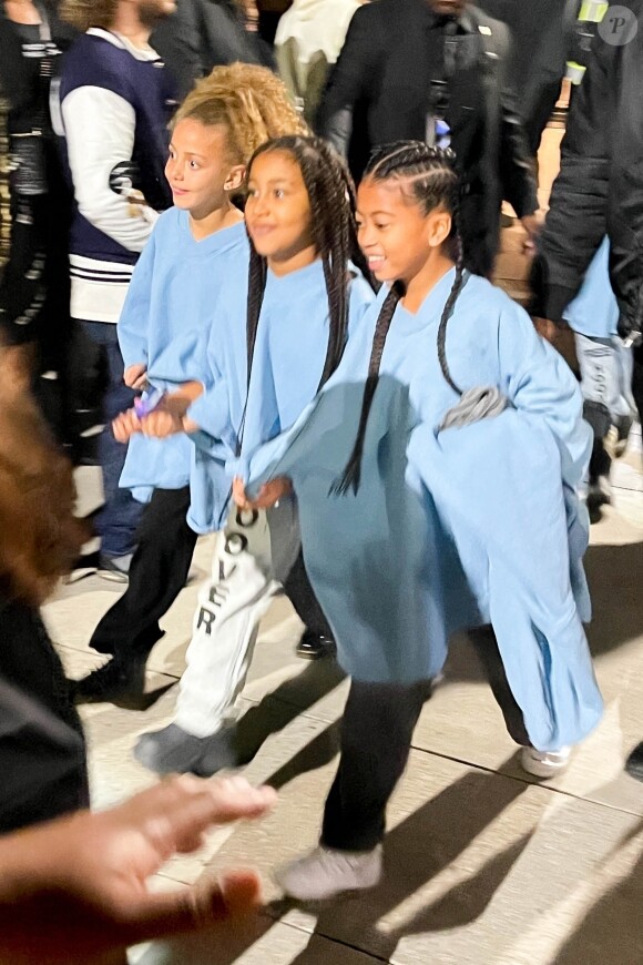 Exclusif - North West (au milieu), fille de Kim Kardashian et Kanye West, assiste au concert caritatif "Free Larry Hoover" de son papa et Drake au Memorial Coliseum à Los Angeles, le 9 décembre 2021.