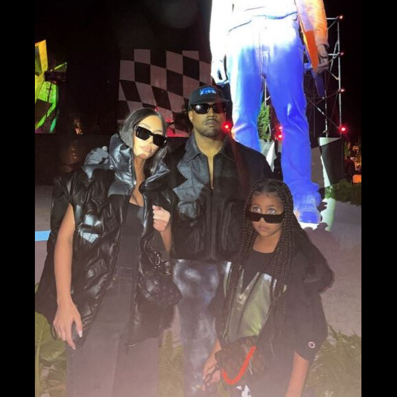 Kim Kardashian, Kanye West et leur fille aînée North assistent au défilé "Virgil Was Here" de Louis Vuitton, en hommage au défunt Virgil Abloh. Miami, le 30 novembre 2021.