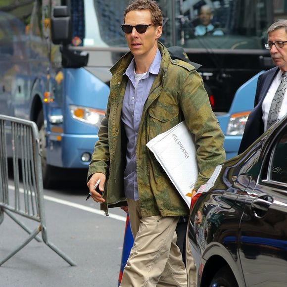 Benedict Cumberbatch signe des autographes à la sortie de l'émission "The Late Show" à New York, le 17 mai 2018.