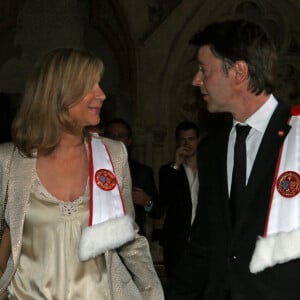 François Baroin intronisé, accompagné de sa compagne Michèle Laroque, dans la confrérie de la Jurade de Saint-Emilion lors de la Fête de la Fleur à Saint-Emilion, le 13 juin 2015 en marge de l'exposition Vinexpo 2015.