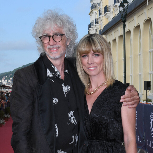 Louis Bertignac et sa compagne Laetitia Brichet - People sur le tapis rouge lors du 35ème festival du film de Cabourg © Coadic Guirec / Bestimage 