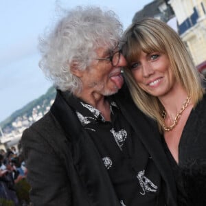 Louis Bertignac et sa compagne Laetitia Brichet - People sur le tapis rouge lors du 35ème festival du film de Cabourg le 11 juin 2021 © Coadic Guirec / Bestimage 