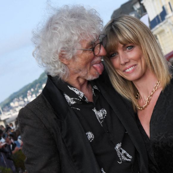 Louis Bertignac et sa compagne Laetitia Brichet - People sur le tapis rouge lors du 35ème festival du film de Cabourg le 11 juin 2021 © Coadic Guirec / Bestimage 