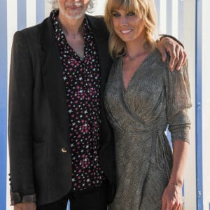 Mariage - Louis Bertignac et Laetitia Brichet se sont mariés le 24 juillet - Louis Bertignac et Laetitia Brichet lors du photocall du jury du 35ème festival de Cabourg le 10 juin 2021. © Coadic Guirec / Bestimage 